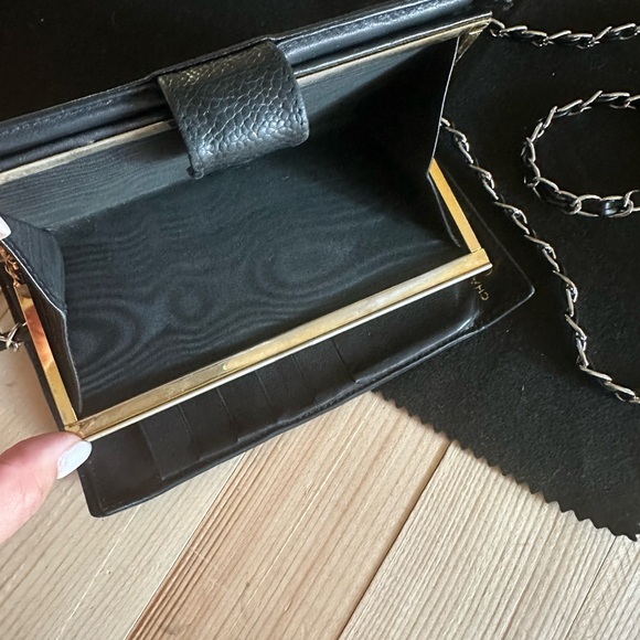 Chanel Caviar Kiss lock Wallet - Picture 3 of 9
